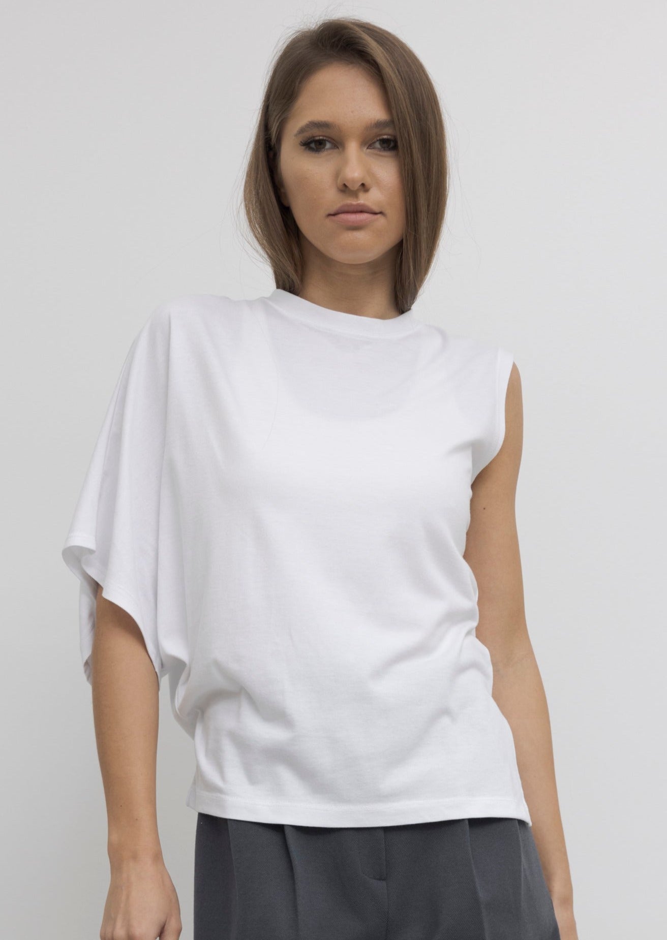 ONE SLEEVE TEE