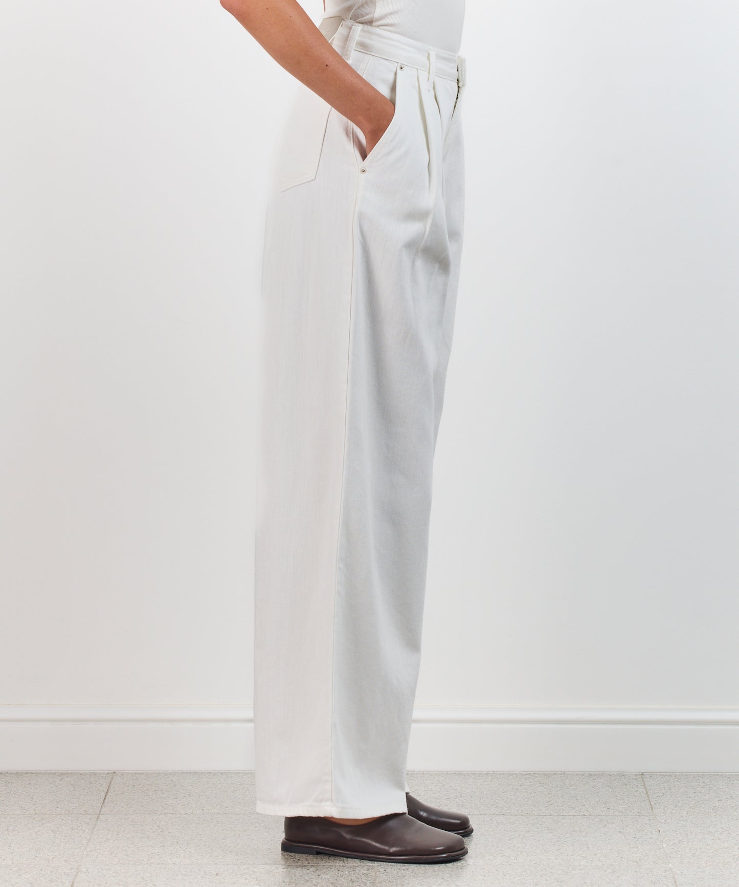 PLEATED WHITE DENIM