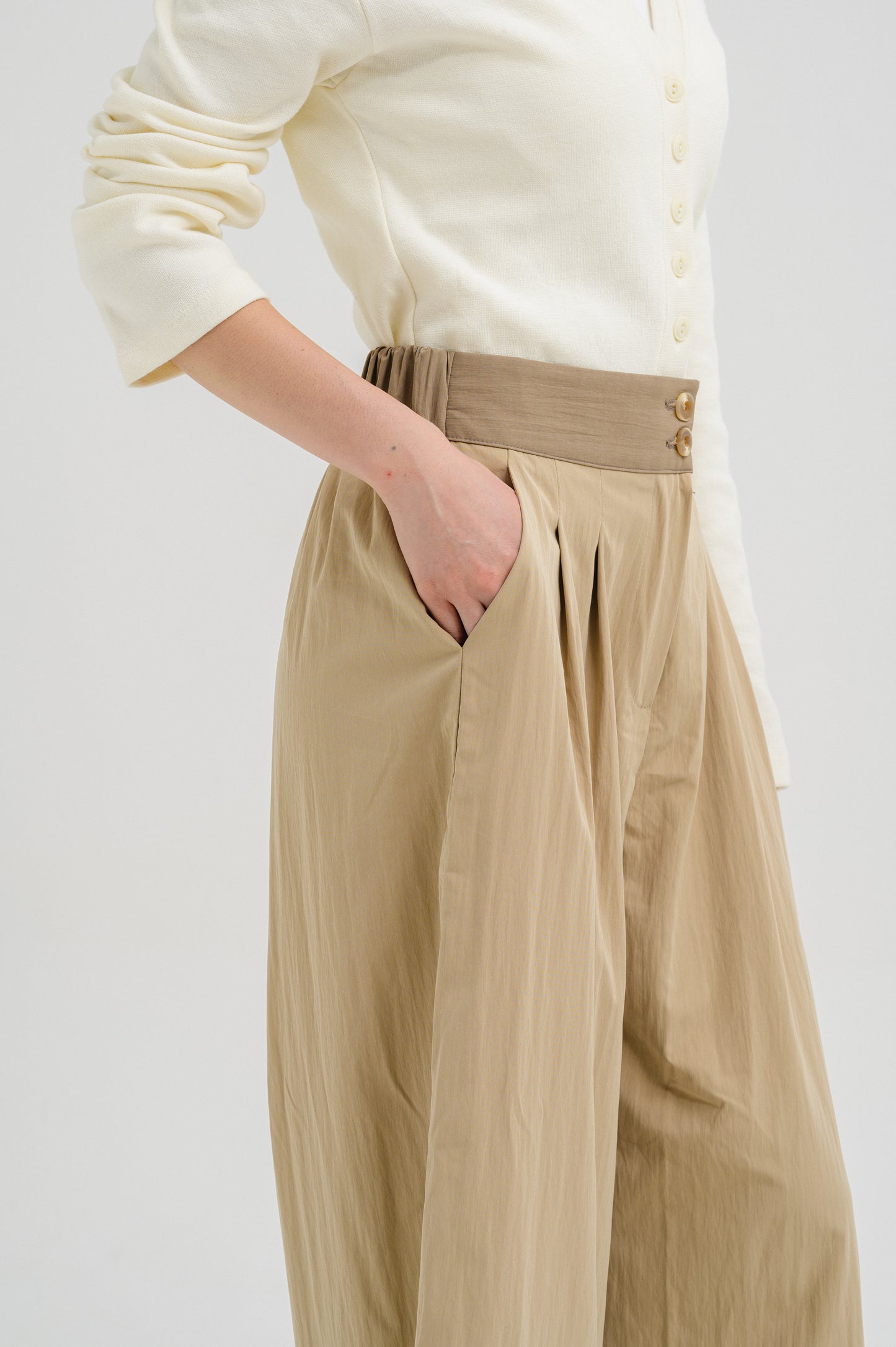 CONTRAST BEIGE PANTS