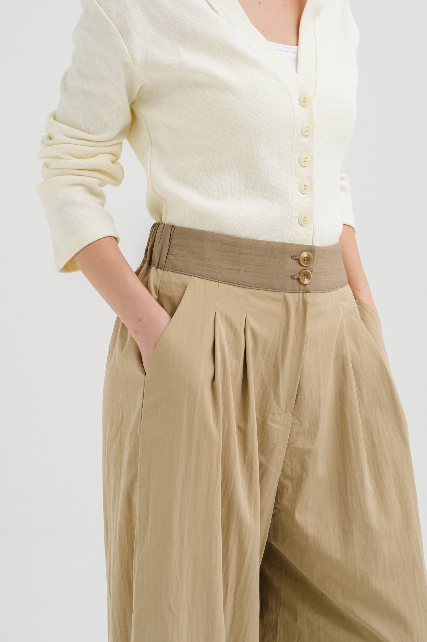 CONTRAST BEIGE PANTS