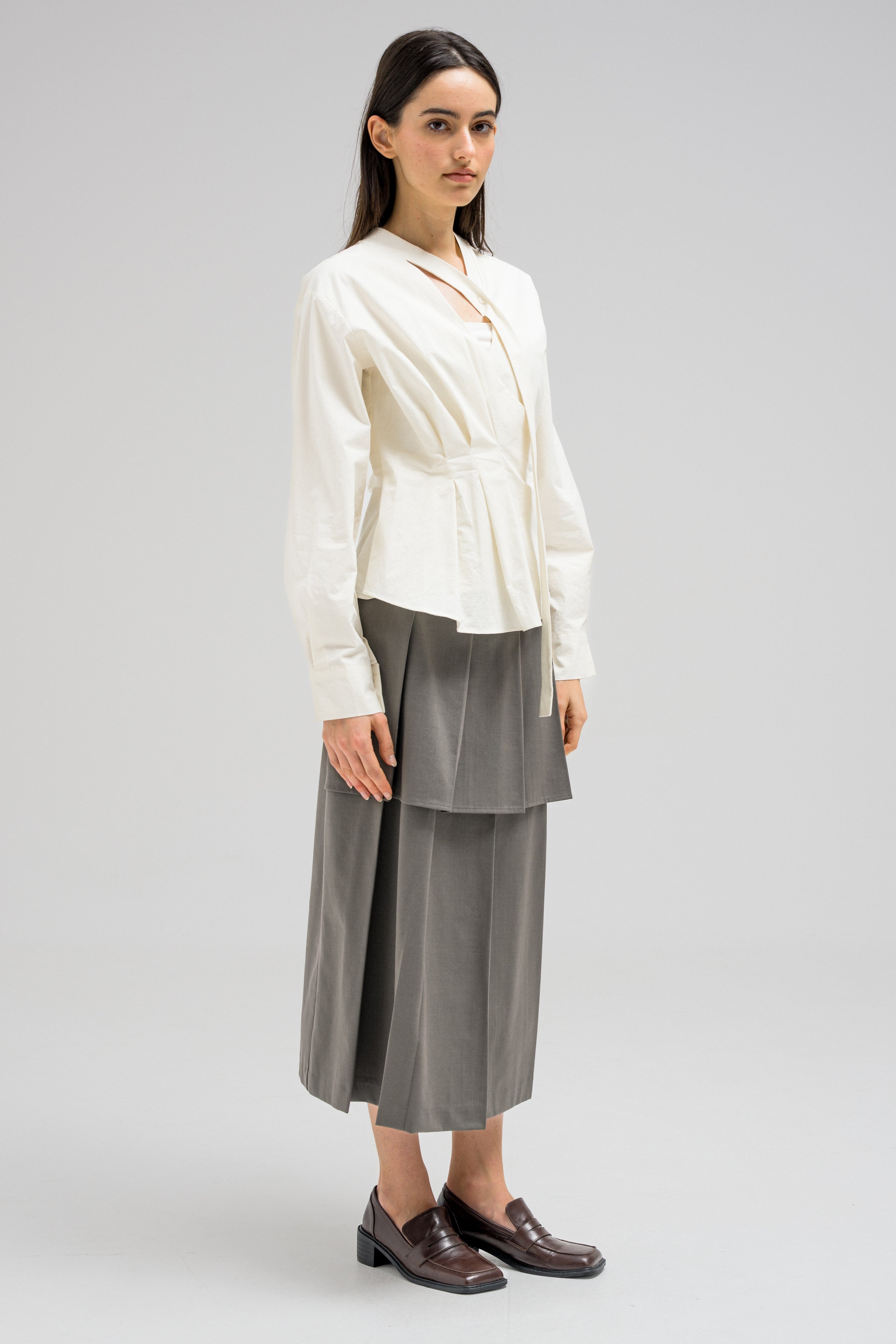 V LINE BLOUSE