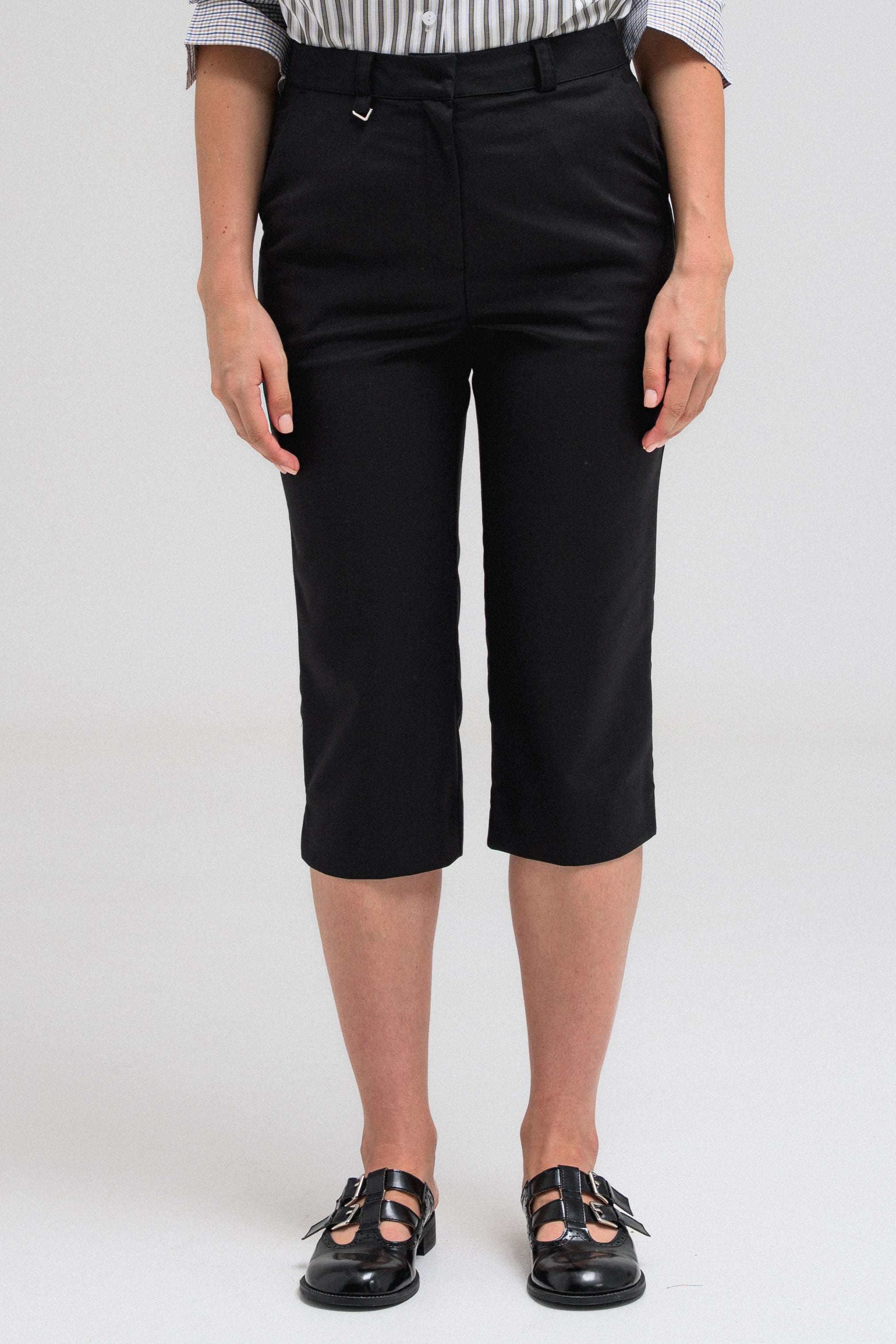 RIVEN CAPRI SHORTS