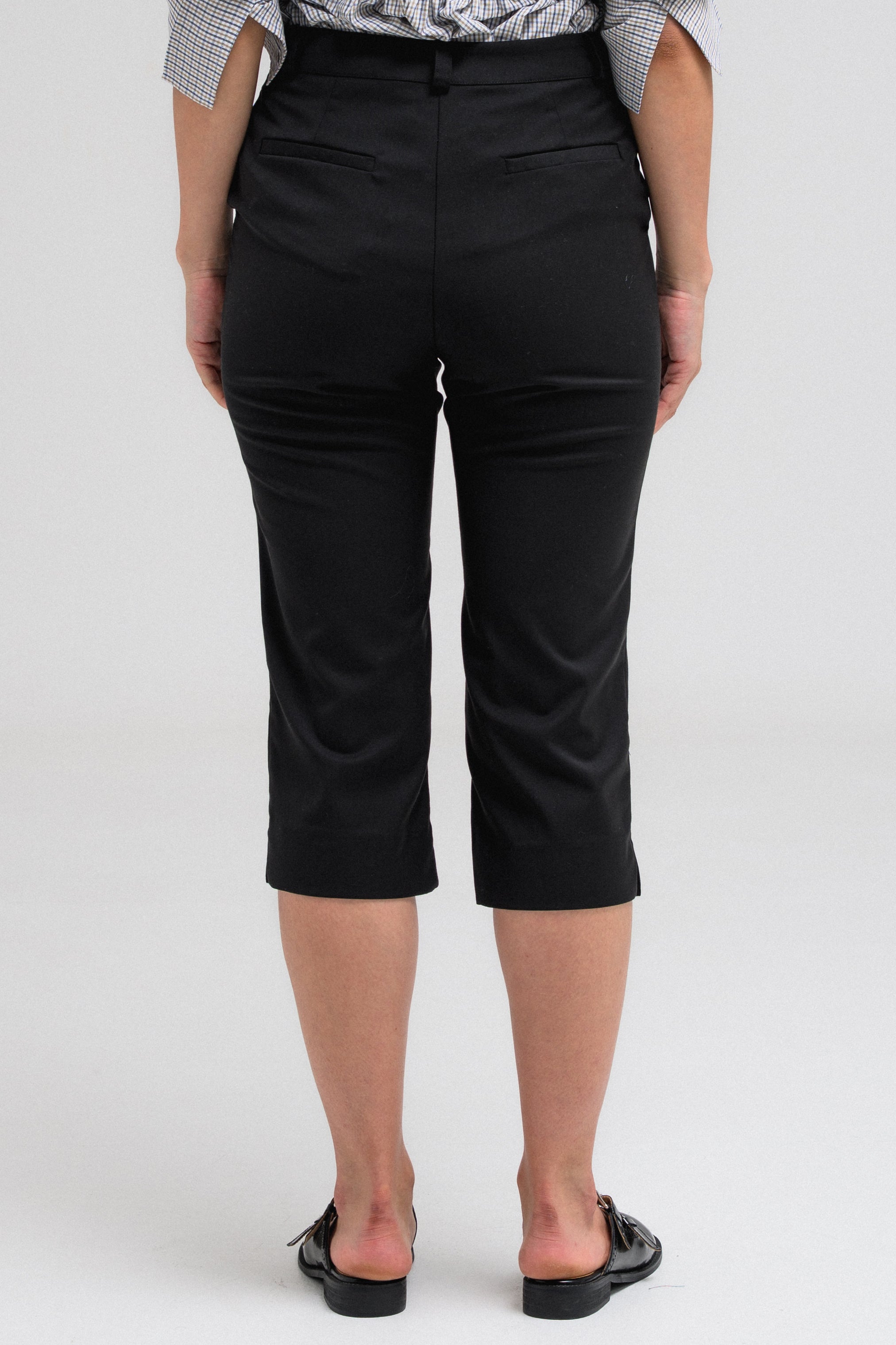 RIVEN CAPRI SHORTS