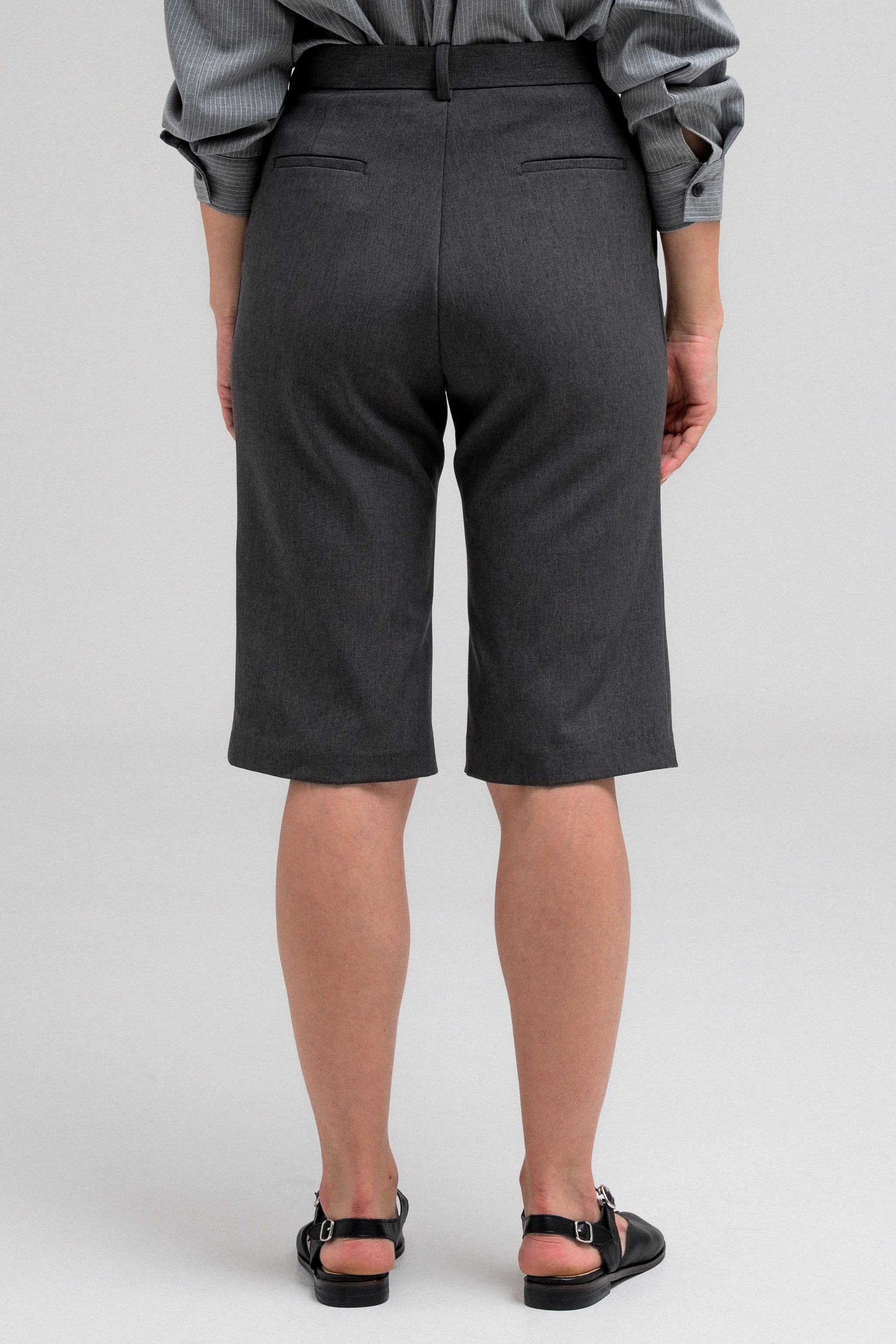 OLIN CAPRI SHORTS